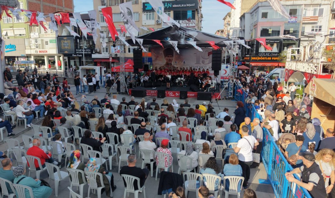İzmit Belediyesinin, Belediye Meydanı’nda düzenlediği 19 Mayıs kutlama programında Birthmark