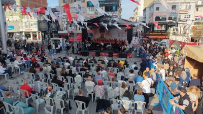 İzmit Belediyesinin, Belediye Meydanı’nda düzenlediği 19 Mayıs kutlama programında Birthmark