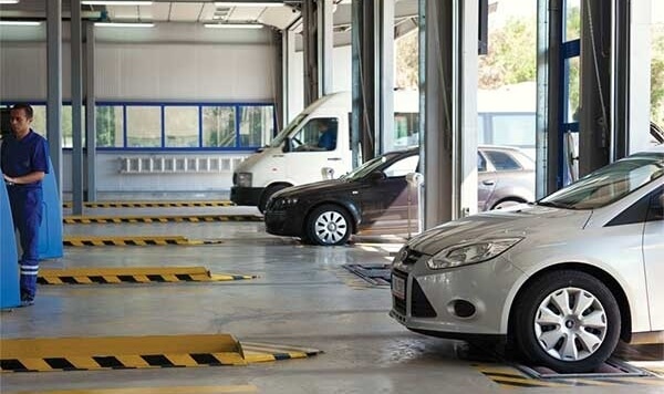 Araçlarda bulunması gereken zorunlu ekipman listesi genişletildi; pense, tornavida ve