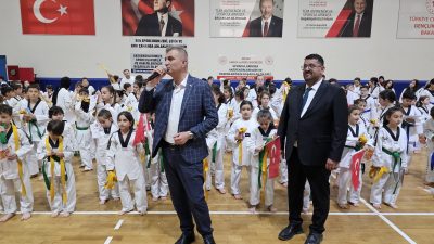 Gölcük Belediyespor bünyesindeki Taekwondo branşında bulunan 305 sporcu, düzenlenen törenle