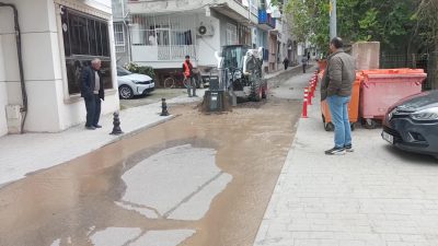 Kocaeli'nin Karamürsel ilçesinde yürütülen altyapı çalışmaları sırasında iş makinesi ana