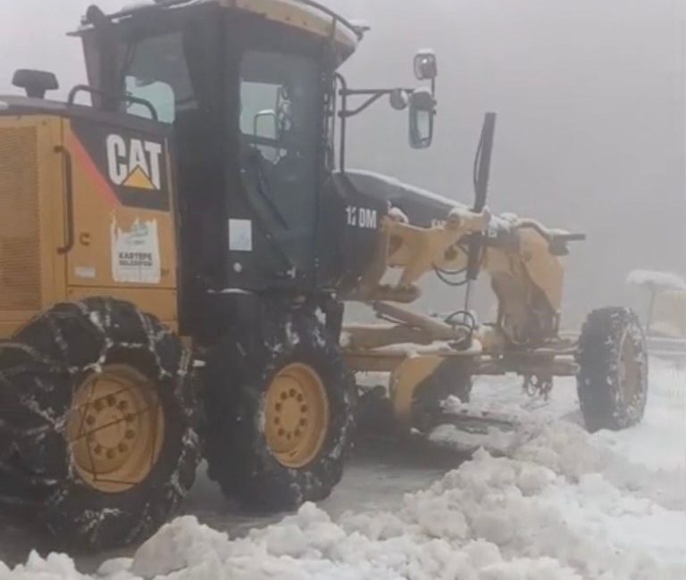 Kartepe'de hava sıcaklıklarının aniden düşmesiyle yüksek kesimlerde kar yağışı etkili