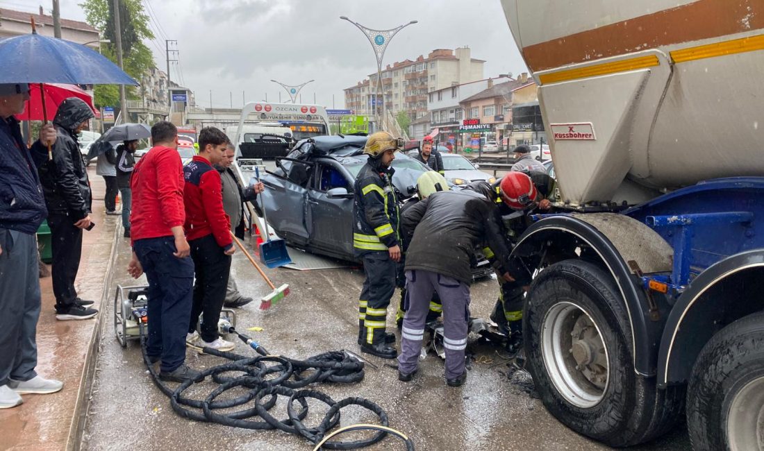 Kocaeli'nin İzmit ilçesinde kamyonet, otomobil ve iki tırın karıştığı zincirleme