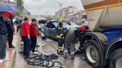 Kocaeli'nin İzmit ilçesinde kamyonet, otomobil ve iki tırın karıştığı zincirleme