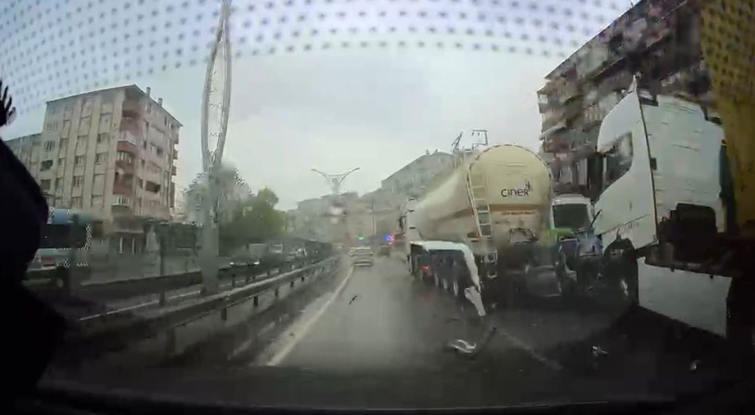 Kocaeli'nin İzmit ilçesinde 4 aracın birbirine girdiği ve iki tırın