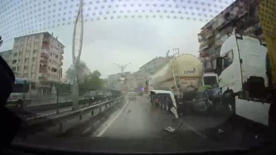 Kocaeli'nin İzmit ilçesinde 4 aracın birbirine girdiği ve iki tırın