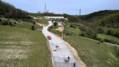 Gebze’de kırsal mahallelerde 10 bin 222 metrekare parke döşenirken, Kargalı-Yağcılar