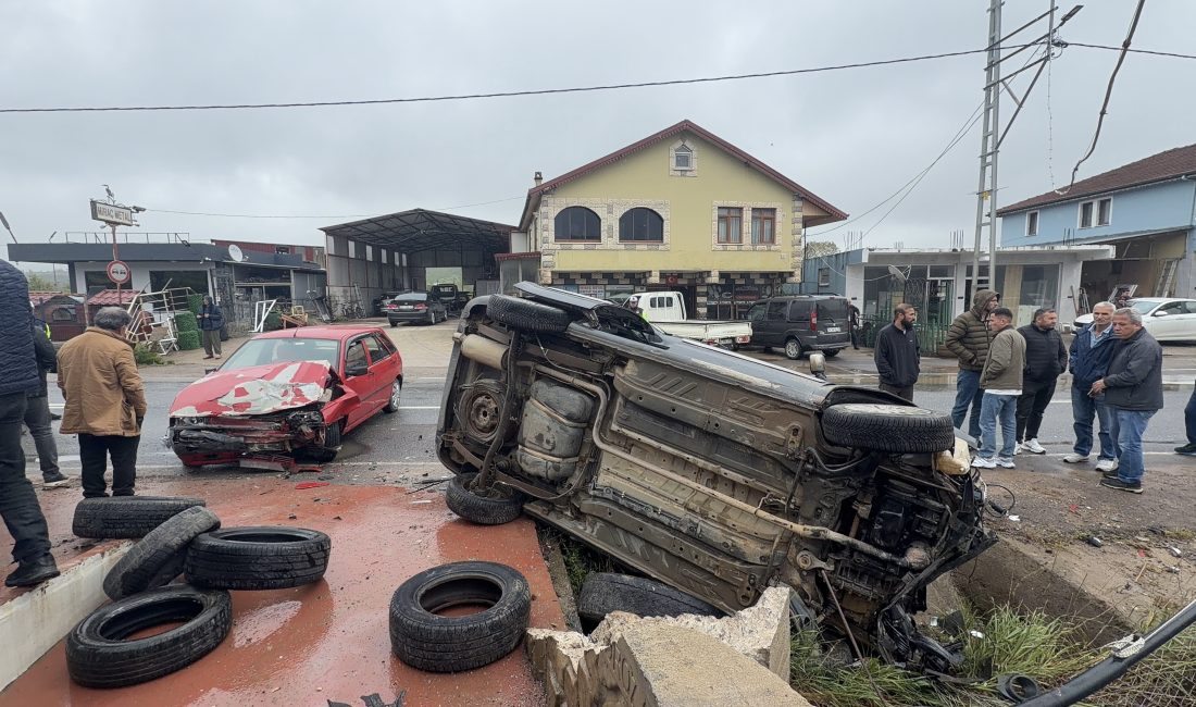 Kocaeli'nin Kandıra ilçesinde iki aracın çarpışması neticesinde savrulan hafif ticari