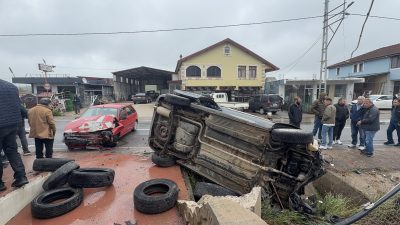 Kocaeli'nin Kandıra ilçesinde iki aracın çarpışması neticesinde savrulan hafif ticari