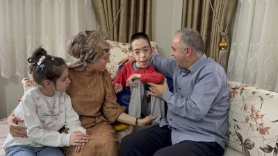 Kocaeli'nin Gebze ilçesinde bilgisayar klavyesini ayak parmaklarıyla kullanan 15 yaşındaki