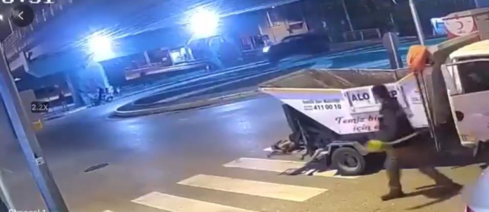 Kocaeli'nin Gölcük ilçesinde motosikletin pikaba çarpması sonucu 2 kişi ağır