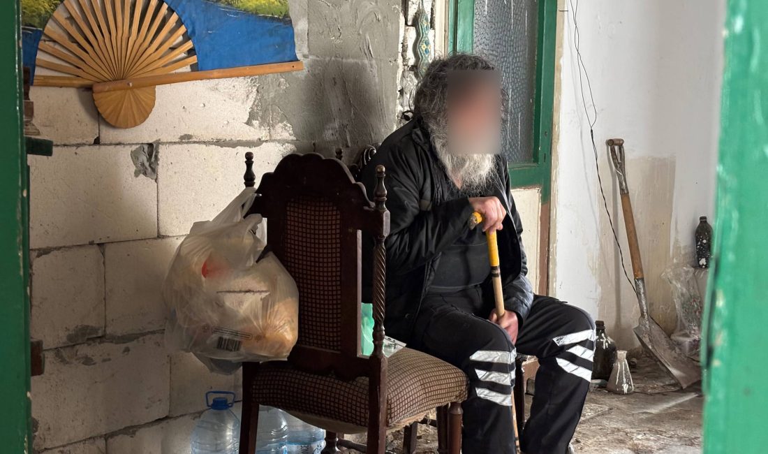 Kocaeli'nin Gebze ilçesinde icra yoluyla kaybettiği dairesinde yaşamaya devam eden