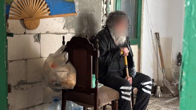 Kocaeli'nin Gebze ilçesinde icra yoluyla kaybettiği dairesinde yaşamaya devam eden