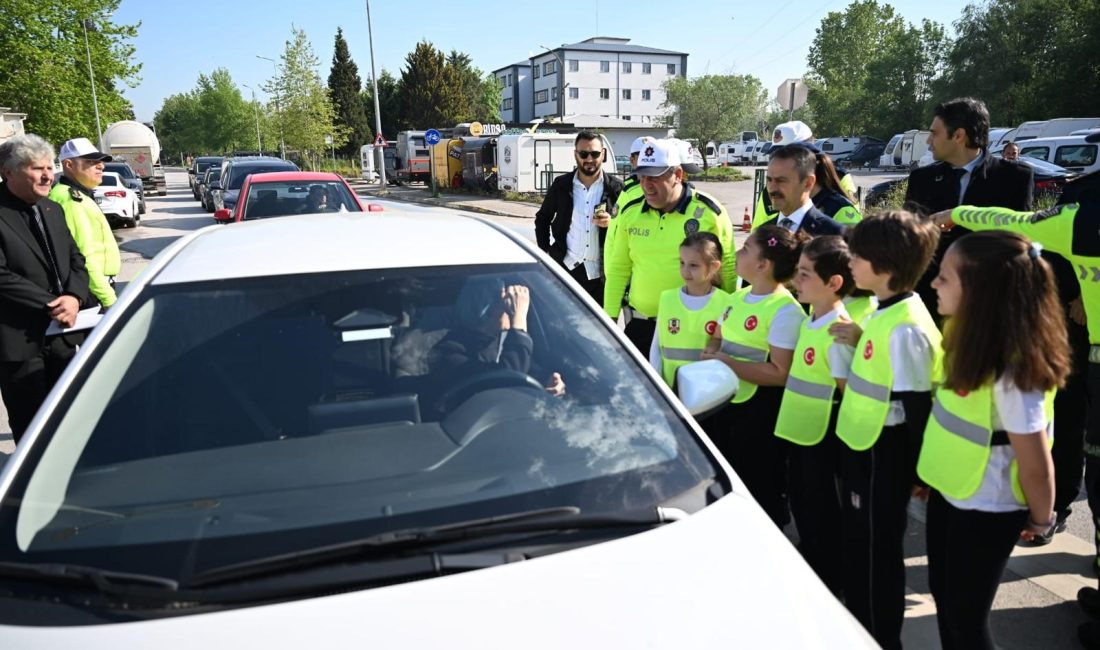 Kocaeli'de ilkokul öğrencileri, Trafik Haftası kapsamında sürücülere broşür dağıtarak trafik