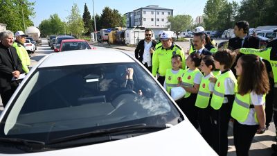 Kocaeli'de ilkokul öğrencileri, Trafik Haftası kapsamında sürücülere broşür dağıtarak trafik