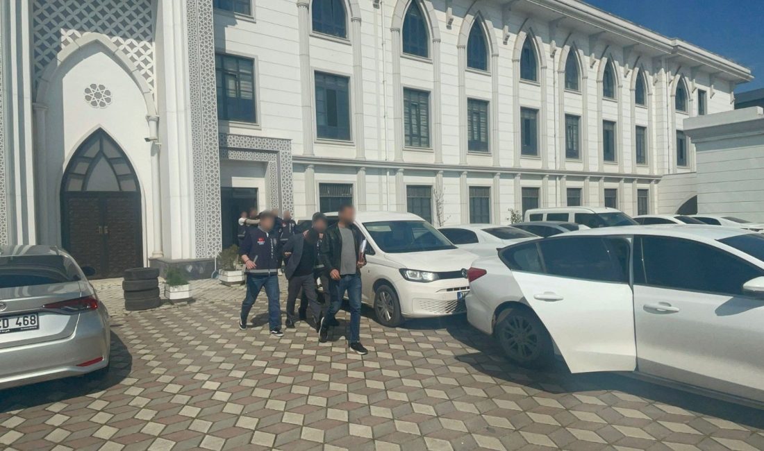 Kocaeli'nin Darıca ilçesinde bir evden 25 bin lira değerinde dizüstü