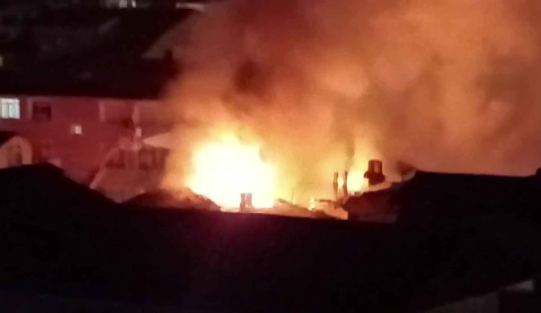 Kocaeli'nin İzmit ilçesinde binanın çatısında çıkan yangın yürekleri ağza getirdi.