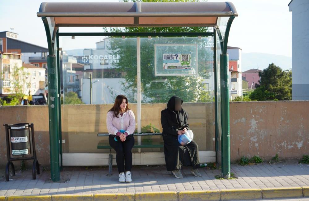 Kocaeli'nin Körfez ilçesinde otobüs durağında arkadaşını bekleyen Kübra Ak (28),