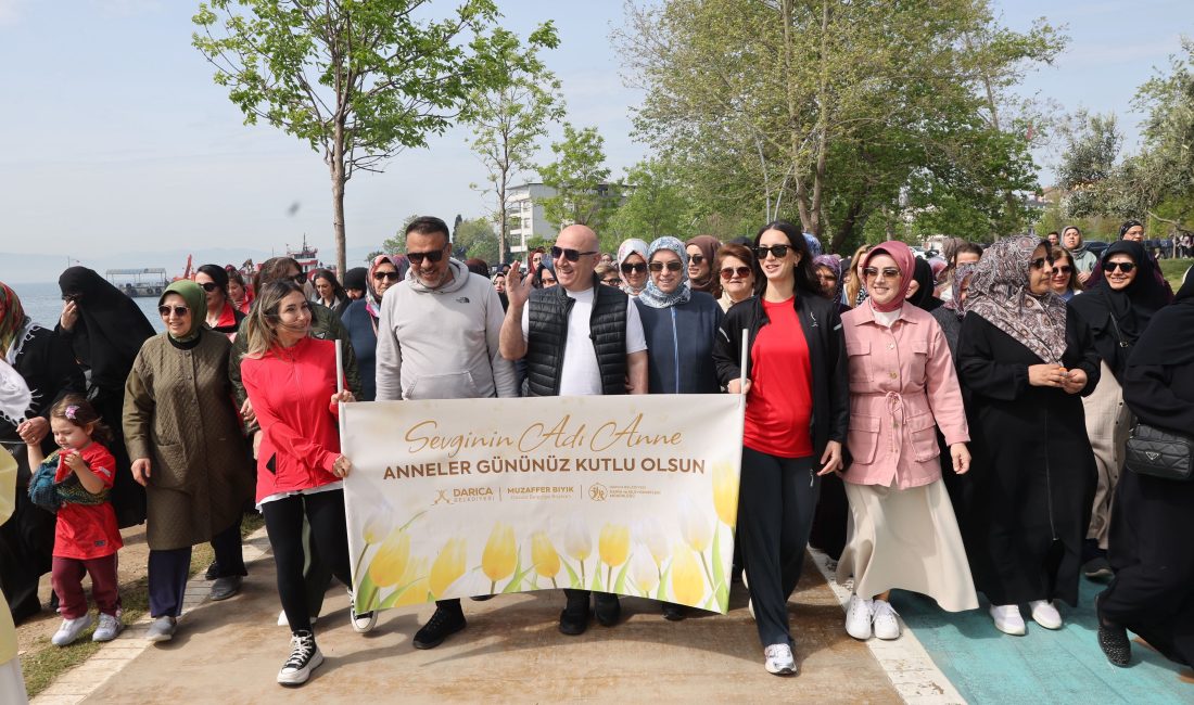 Darıca'da Anneler Günü dolayısıyla düzenlenen yürüyüş programı renkli görüntülere sahne