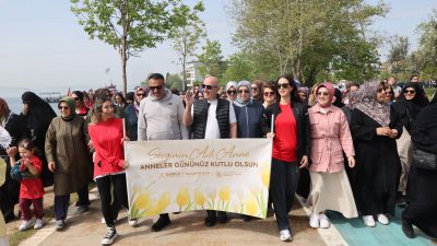 Darıca'da Anneler Günü dolayısıyla düzenlenen yürüyüş programı renkli görüntülere sahne