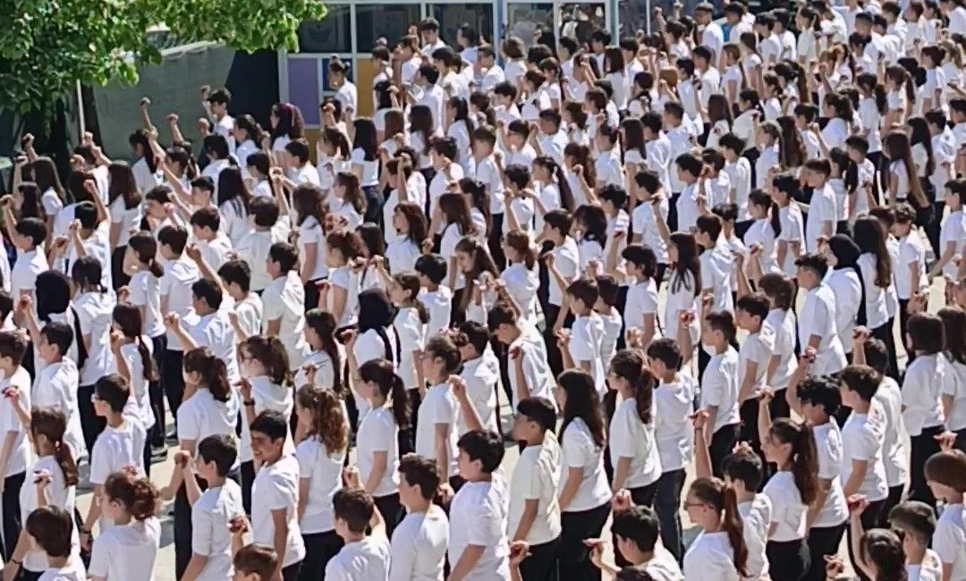 Kocaeli'nin İzmit ilçesinde 537 ortaokul öğrencisi, haftalar süren hazırlıkların ardından