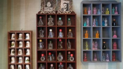 Kocaeli'de 1947 yılında Kolonyacı Hikmet'in el arabasında mendil ve çorap