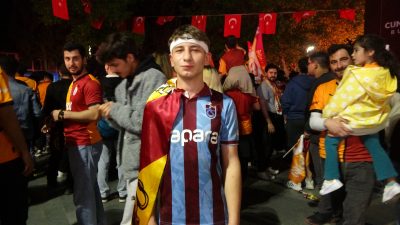 Galatasaray'ın Trendyol Süper Lig'de şampiyonluğunu ilan etmesiyle Kocaeli'de taraftarlar sokağa