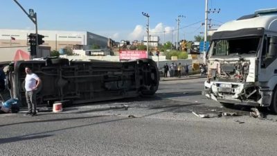 Kocaeli'nin Çayırova ilçesinde işçi servisi ile tırın çarpışması sonucu meydana