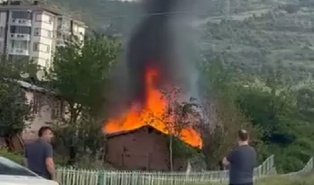 Kocaeli'nin Derince ilçesinde tek katlı evde çıkan yangın itfaiye ekiplerince