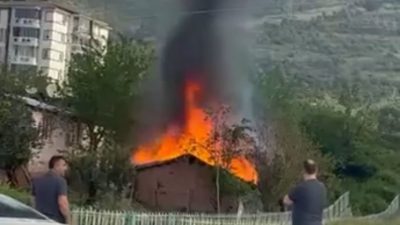 Kocaeli'nin Derince ilçesinde tek katlı evde çıkan yangın itfaiye ekiplerince