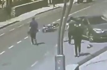 Kocaeli'nin Kartepe ilçesinde otomobille çarpışan motosiklet sürücüsü yaralanırken, kaza anı