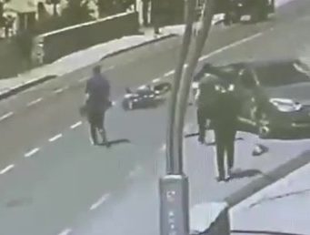 Kocaeli'nin Kartepe ilçesinde otomobille çarpışan motosiklet sürücüsü yaralanırken, kaza anı