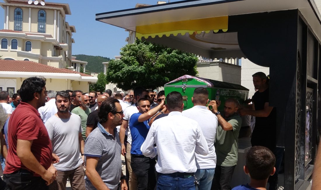 TEM Otoyolu'nun Kocaeli geçişinde yakıtı biten otomobil ile aracı yüklemeye