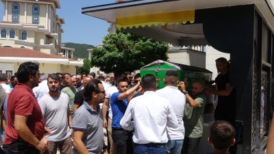 TEM Otoyolu'nun Kocaeli geçişinde yakıtı biten otomobil ile aracı yüklemeye