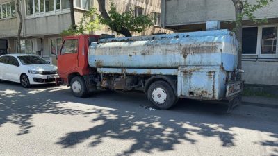 Kocaeli'nin Gebze ilçesinde park halindeki su tankerine çarpan scooter sürücüsü