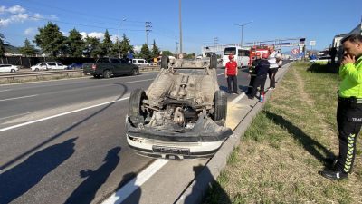 Kocaeli D100 Karayolu'nda tırın sıkıştırdığı iddia edilen otomobil takla atarak