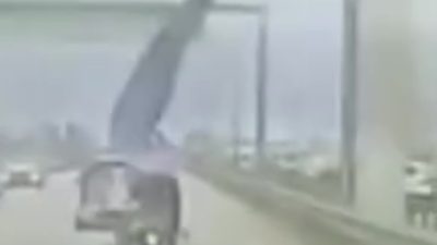  Kocaeli'de köprüden sarkan reklam afişinin motosikletliye çarpmasıyla meydana gelen