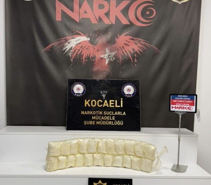Kocaeli'nin İzmit ilçesinde durdurulan yolcu otobüsündeki aramada, vücutlarına sarılı vaziyette