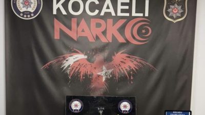 Kocaeli'nin İzmit ilçesinde durdurulan yolcu otobüsündeki aramada, vücutlarına sarılı vaziyette