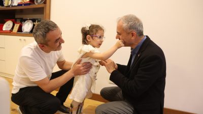 Çayırova Belediye Başkanı Bünyamin Çiftçi, babasının kendi imkanlarıyla plastik su