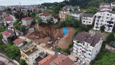 Kocaeli'nin İzmit ilçesinde bir inşaatın temel kazısı sırasında meydana gelen
