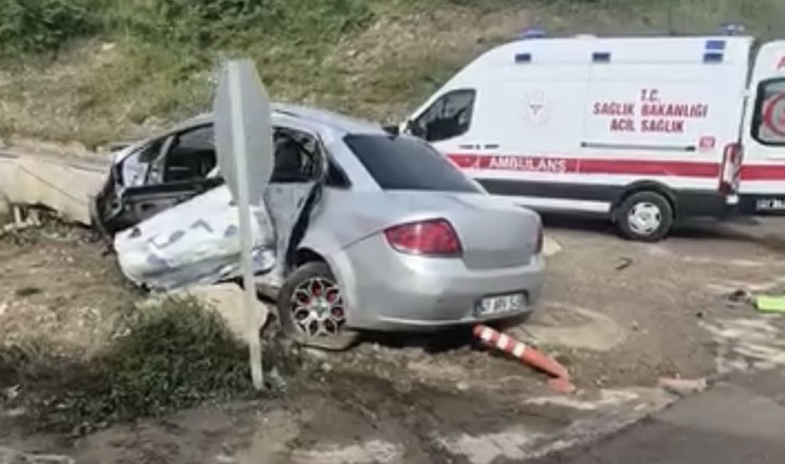 Kocaeli'nin İzmit ilçesinde belediye otobüsü ile otomobilin çarpışması sonucu 3