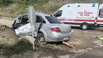 Kocaeli'nin İzmit ilçesinde belediye otobüsü ile otomobilin çarpışması sonucu 3