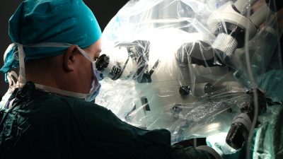 Beyin tümörlerinde erken teşhisin hayati önem taşıdığını belirten Op. Dr.