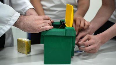 Kocaeli'de teknik lise öğrencileri, yaz aylarında çöp kovalarından yayılan kötü