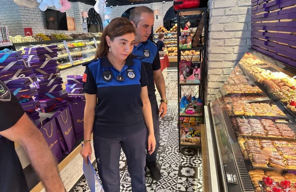 Çayırova Belediyesi Zabıta Müdürlüğü ekipleri, yaklaşan Kurban Bayramı öncesinde marketlerde