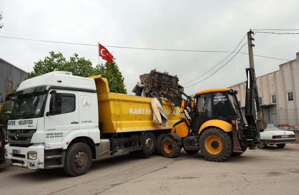 Kartepe'de bayram hazırlığı yapan ekipler, tüm mahallelerde yol yıkama ve