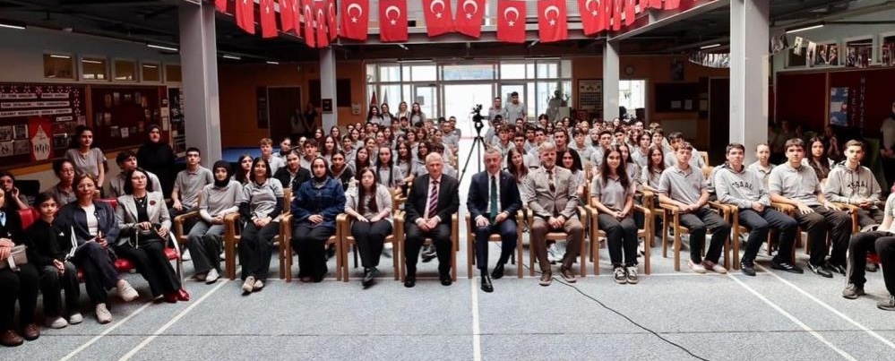 Kocaeli Büyükşehir Belediye Başkanı Tahir Büyükakın, kariyer buluşmaları kapsamında bir