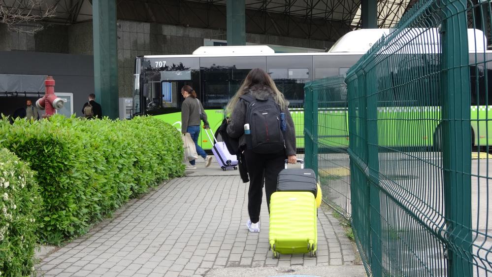 Kocaeli'de 9 günlük bayram tatili dolayısıyla otogarda yoğunluk yaşanıyor. Memleketlerine