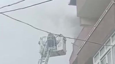 Kocaeli'nin Gebze ilçesinde 5 katlı binanın teras katında çıkan yangın,